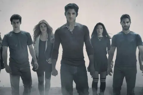 Cała obsada Teen Wolf, w tym Scott, Stiles, Lydia, Derek, Kira i inni, stoi razem, gotowa na kolejne wyzwania.