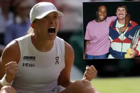 Iga Świątek świętuje zwycięstwo, a obok niej w ramce zdjęcie młodej Venus Williams i jej trenera.