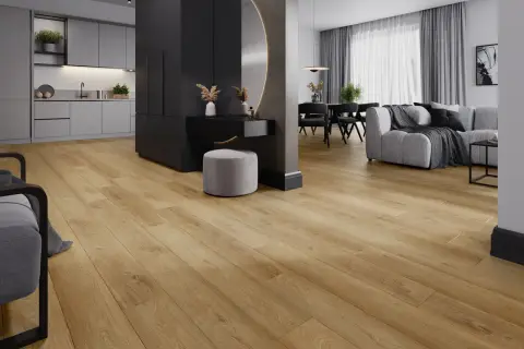 Jasne, drewnopodobne panele laminowane czy winylowe tworzą ciepłą bazę dla nowoczesnego wnętrza z szarą kuchnią i salonem.