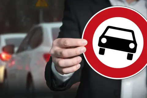 Zabrane prawo jazdy na 3 lata co dalej? Znak zakazu wjazdu samochodów i stojące w korku auta symbolizują trudną sytuację kierowcy.