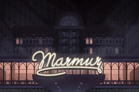 Neonowy napis "Marmur" nad wejściem do eleganckiego hotelu. W tle mroczna, stylizowana fasada budynku.