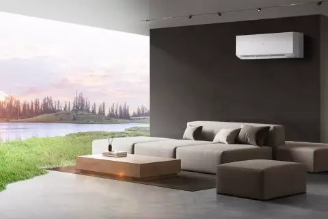 Nowoczesny salon z klimatyzatorem i widokiem na jezioro i las.