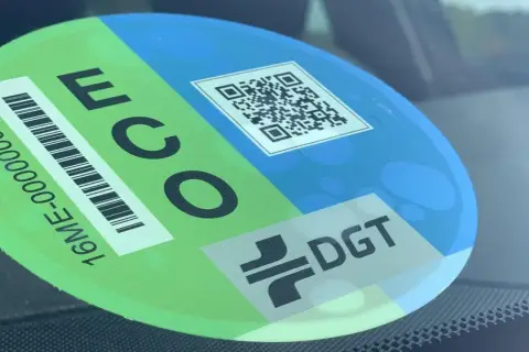 Pegatina ECO DGT en parabrisas. Indica que la moto cumple con la normativa euro 5.