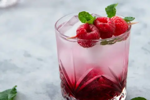 Jak przygotować shoty "wściekły pies"? Proporcje syropu i tabasco są kluczowe dla idealnego smaku. Drink z malinami i miętą.
