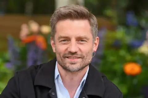 Marcin Rogacewicz, znany z ról w serialach, prezentuje się z uśmiechem. Jego wiek dodaje mu uroku.