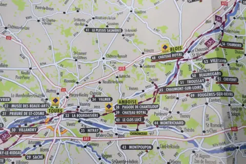 Mapa turystyczna regionu z licznymi zamkami i miastami nad Loarą, m.in. Blois, Amboise, Tours.