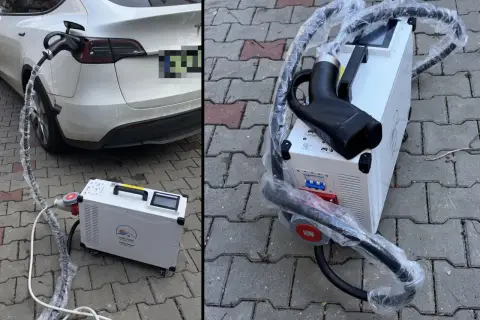 Domowa stacja ładowania samochodów elektrycznych cena. Biała Tesla podłączona do ładowarki na kostce brukowej.