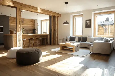 Rustikale Holzbalken und Dielen schaffen ein warmes Ambiente. Ein gemütliches Sofa und ein Holztisch passen perfekt zu diesem Stil, der zeigt, was zu Eiche rustikal passt.