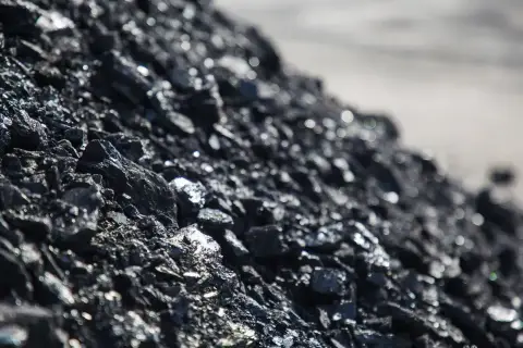 Stos węgla, który może pomóc odpowiedzieć na pytanie, czy groszek i ekogroszek to to samo.