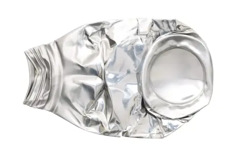 Zgnieciona puszka po napoju, wykonana z aluminium. Jej cena za kg jest zmienna, ale recykling jest zawsze opłacalny.