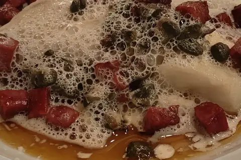 Kawałki mięsa i kaparów w pianie, jakby z eleganckiej restauracji w Danii stolicy.
