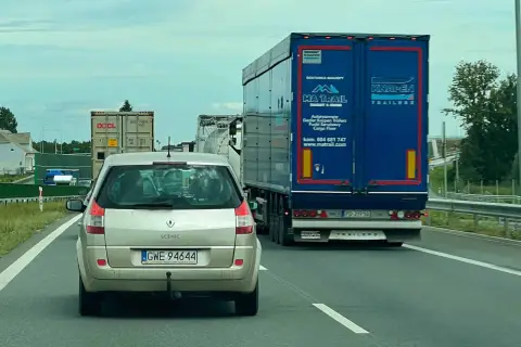 Samochód osobowy jedzie za niebieską naczepą. Czy tir może wyprzedzić tira na autostradzie? To pytanie zadaje sobie wielu kierowców.