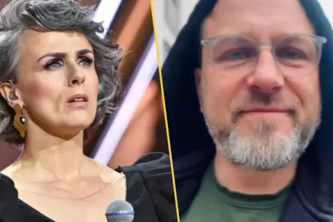 Natalia Niemen z mężem. Artystka na scenie, obok niej jej mąż w kapturze i okularach.