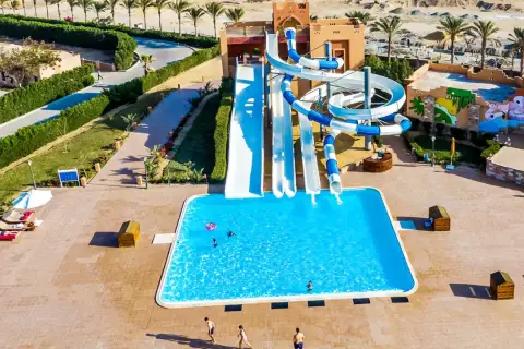 Wodne zjeżdżalnie i basen w Dream Lagoon Aqua Park Resort. Opinie gości potwierdzają świetną zabawę dla całej rodziny.