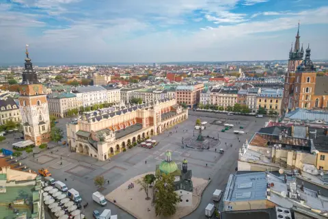 Kraków zwiedzanie: Rynek Główny z Sukiennicami, Kościołem Mariackim i wieżą Ratuszową. Widok z lotu ptaka.