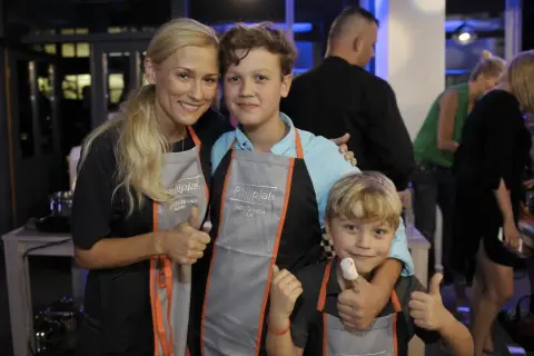 Sylwia Juszczak z synami w fartuchach, gotowi na kulinarną przygodę.