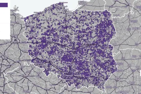 Mapa zasięgu sieci komórkowych w Polsce. Fioletowe obszary wskazują dobry zasięg.