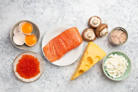 Salmón, huevos, queso, champiñones y caviar, fuentes de vitamina D3 y K2 para que sirve.