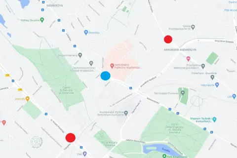 Mapa Szczecina z zaznaczonymi punktami. Jak dojechać do Ogrodu Botanicznego lub Wojewódzkiego? Czerwone i niebieskie kropki wskazują lokalizacje.