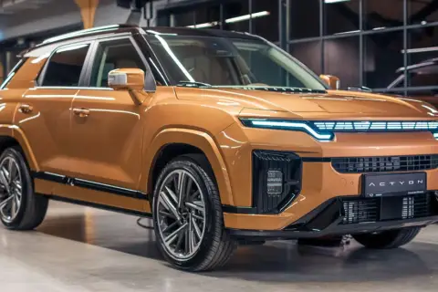 Pomarańczowy SUV z nowoczesnym designem, jeden z nowych koreańskich marek aut.