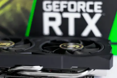 Karta graficzna GeForce RTX, kluczowy element w rankingu kart graficznych w grach, z widocznymi wentylatorami i logo.