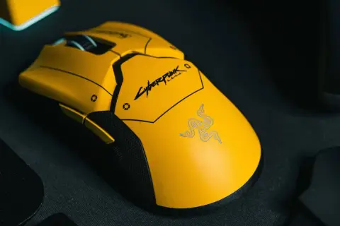 Żółta myszka gamingowa z logo Cyberpunk 2077 i wężem Razer. Idealna do rankingu myszek gamingowych.