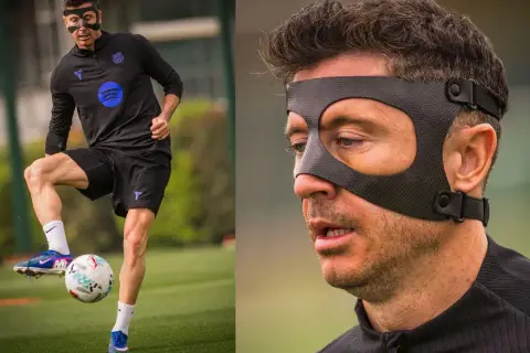 Robert Lewandowski w masce treningowej. Czy to odpowiedź na pytanie, dlaczego Lewandowski gra w masce?