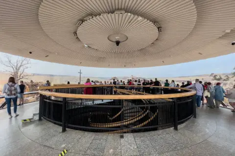 Zwiedzający podziwiający panoramę Racławicką. Sprawdź aktualny panorama racławicka cennik biletów.
