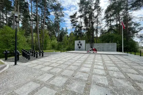 Pomnik w lesie, upamiętniający ofiary. W Choroszczy znajduje się to miejsce pamięci z krzyżami i betonową ścianą.