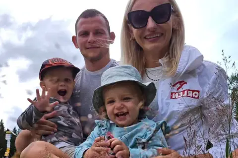 Celestyna Grzybiła z mężem i dziećmi cieszą się wspólnym, radosnym momentem na łonie natury.