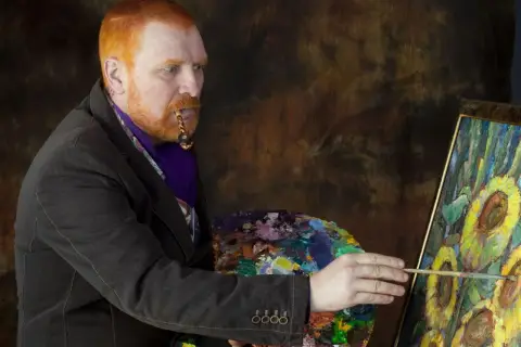 Mężczyzna z rudą brodą i fajką w ustach, malujący słoneczniki. Ciekawe van gogh ciekawostki o jego życiu i sztuce.
