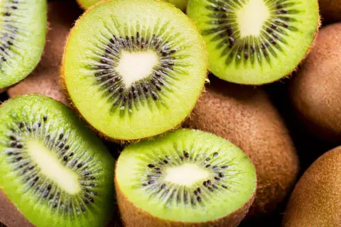 Kiwi pełne witamin, soczyste, zielone owoce z czarnymi pestkami.