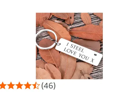Brelok z napisem "I STEEL LOVE YOU X" na tle jesiennych liści. Idealny prezent na 11 rocznicę ślubu.
