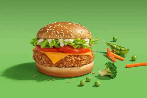 Pyszny wege burger McDonald's z serem, sałatą i pomidorem. Sprawdź jego kcal!