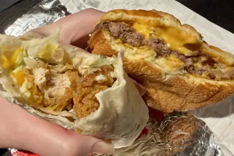 McWrap z bekonem i serem, obok burger deluxe. Pyszne jedzenie, ale uwaga na kcal!