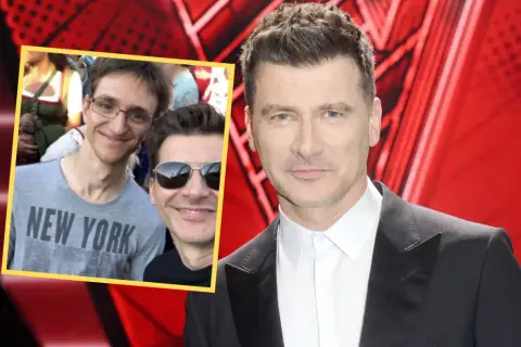 Trzech mężczyzn na zdjęciu. Jeden w okularach i koszulce "New York", drugi w okularach przeciwsłonecznych, a trzeci w garniturze. Ile ma lat Kammel?