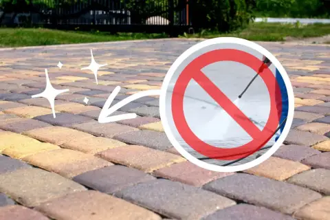 Zastanawiasz się, czym umyć kostkę na tarasie? Unikaj myjki ciśnieniowej, która może uszkodzić fugi i kostkę.