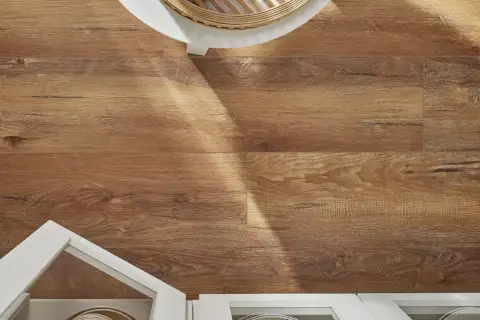 Drewnopodobne panele laminowane czy winylowe tworzą ciepłą podłogę. Białe meble i kosz dodają stylu.