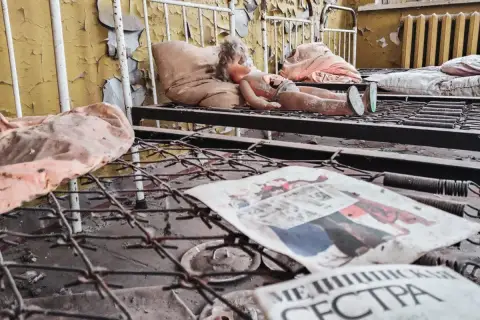 Opuszczone łóżka w Czarnobylu, z lalką i gazetą "Медсестра", przypominają o ofiarach tragedii.