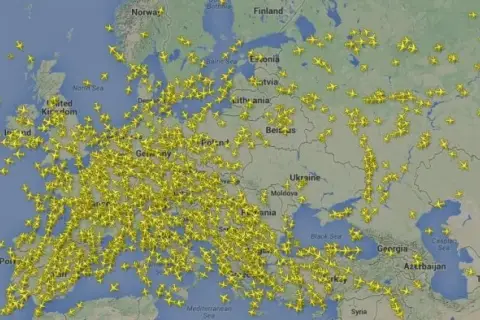 Mapa Europy z zaznaczonymi żółtymi samolotami, symbolizującymi ruch lotniczy.