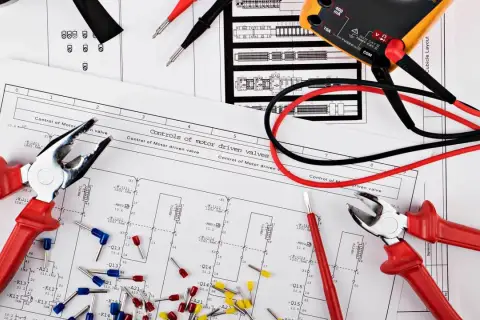 Narzędzia elektryka i schemat instalacji elektrycznej w domu.