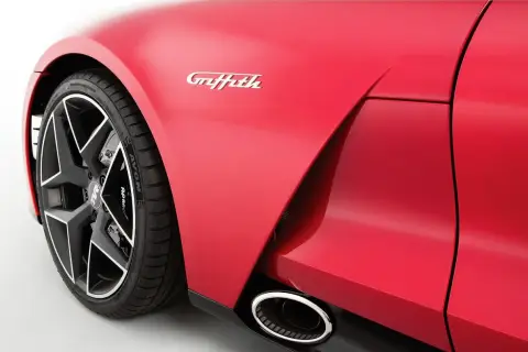 Czerwony TVR z napisem "Griffith" na błotniku, widoczna felga i końcówka wydechu.
