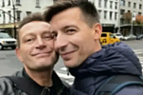 Uśmiechnięci Michał Cessanis i jego żona na tle ulicy w Nowym Jorku.