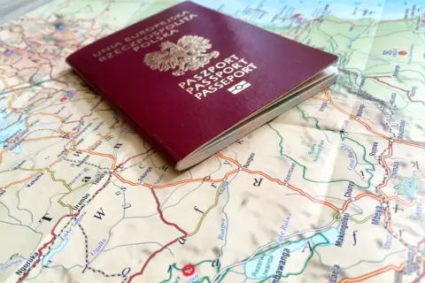 Polski paszport na mapie Afryki, planowanie podróży. Gdzie leży Zanzibar? To pytanie, na które szukamy odpowiedzi, planując egzotyczne wakacje.