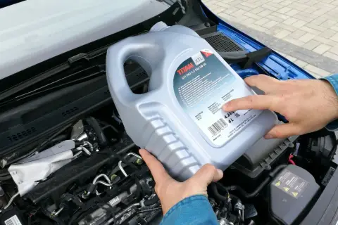 Pusta opakowanie po oleju silnikowym Titan GT1 Pro C-3 SAE 5W-30. Gdzie wyrzucić? Do punktu zbiórki odpadów niebezpiecznych.