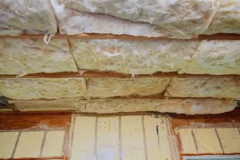 Wełna czy styropian na strop - który materiał zapewni lepszą izolację?