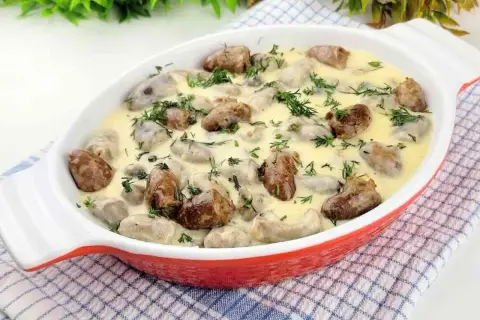 Pyszne serca drobiowe w kremowym sosie, posypane świeżym koperkiem. Idealny pomysł, co zrobić z serc drobiowych na obiad.