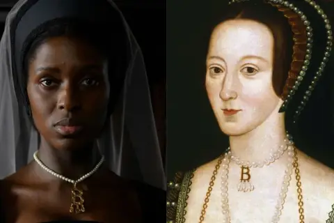 Dwie kobiety w historycznych strojach. Jedna to aktorka z serialu o Annie Boleyn, druga to obraz.