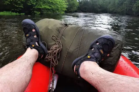 Idealne buty na kajaki: czarne sandały z otwartym przodem, idealne na wodne przygody.