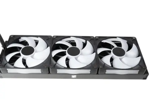 Drei weiße Lüfter mit schwarzem Mittelteil auf einem Kühler, bereit für iCUE Plugins zur Steuerung.